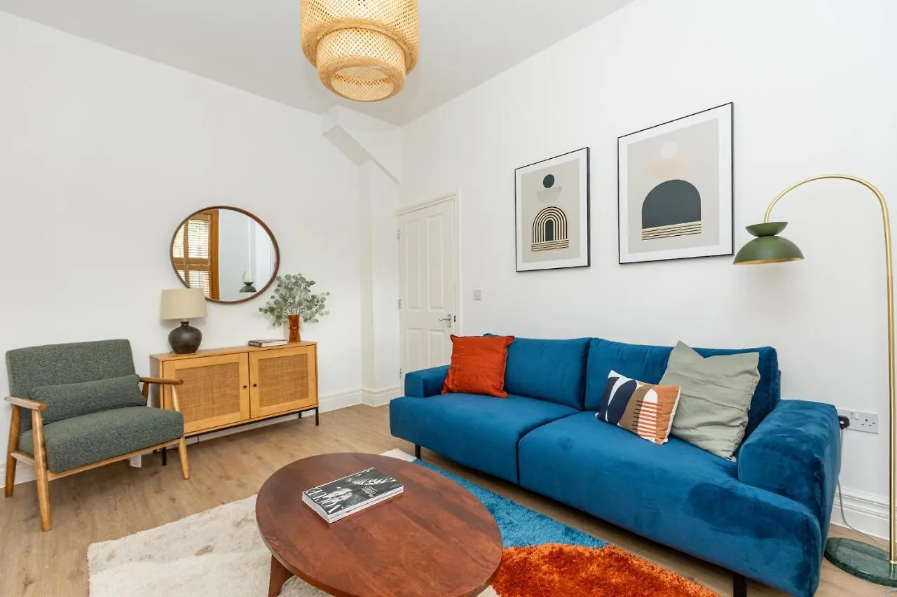 Spacious 4Br 3-Storey Townhouse In Lively Deptford Londýn