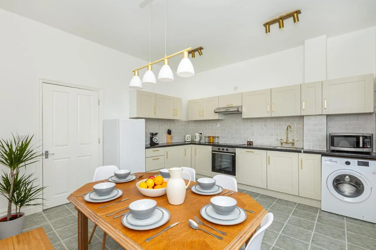 Spacious 4Br 3-Storey Townhouse In Lively Deptford Londýn 0*,  Velká Británie