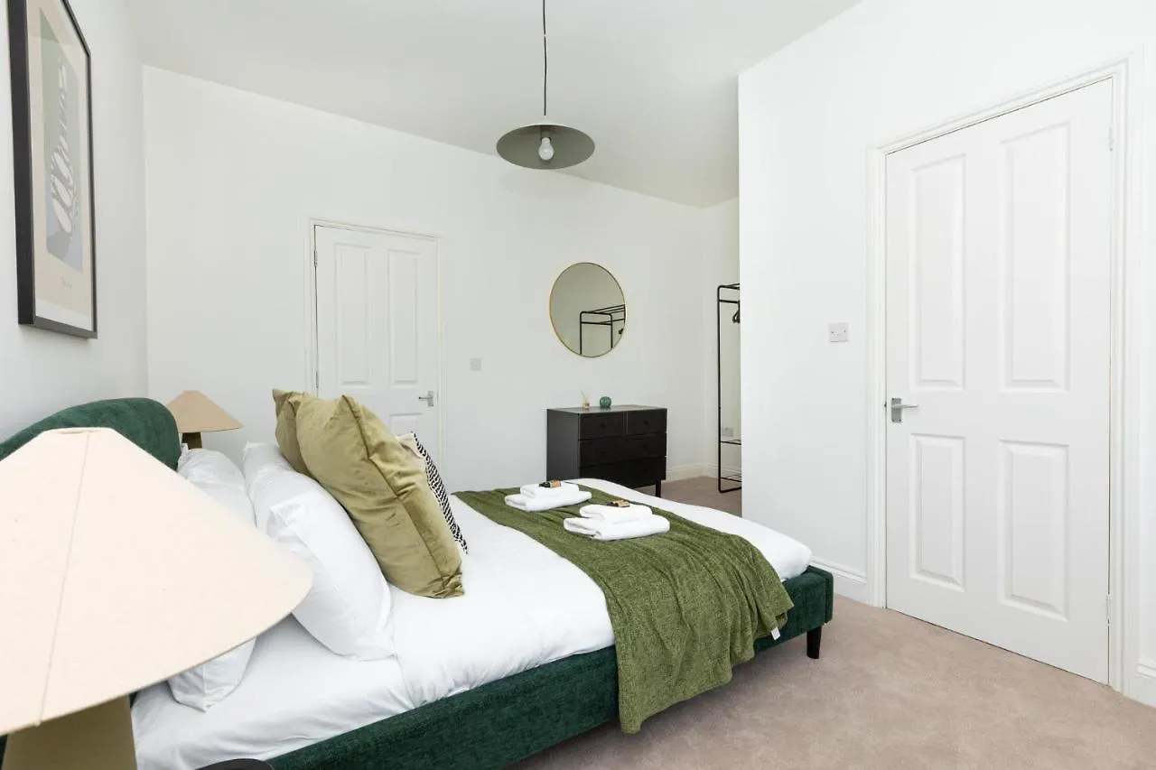 Spacious 4Br 3-Storey Townhouse In Lively Deptford Londýn