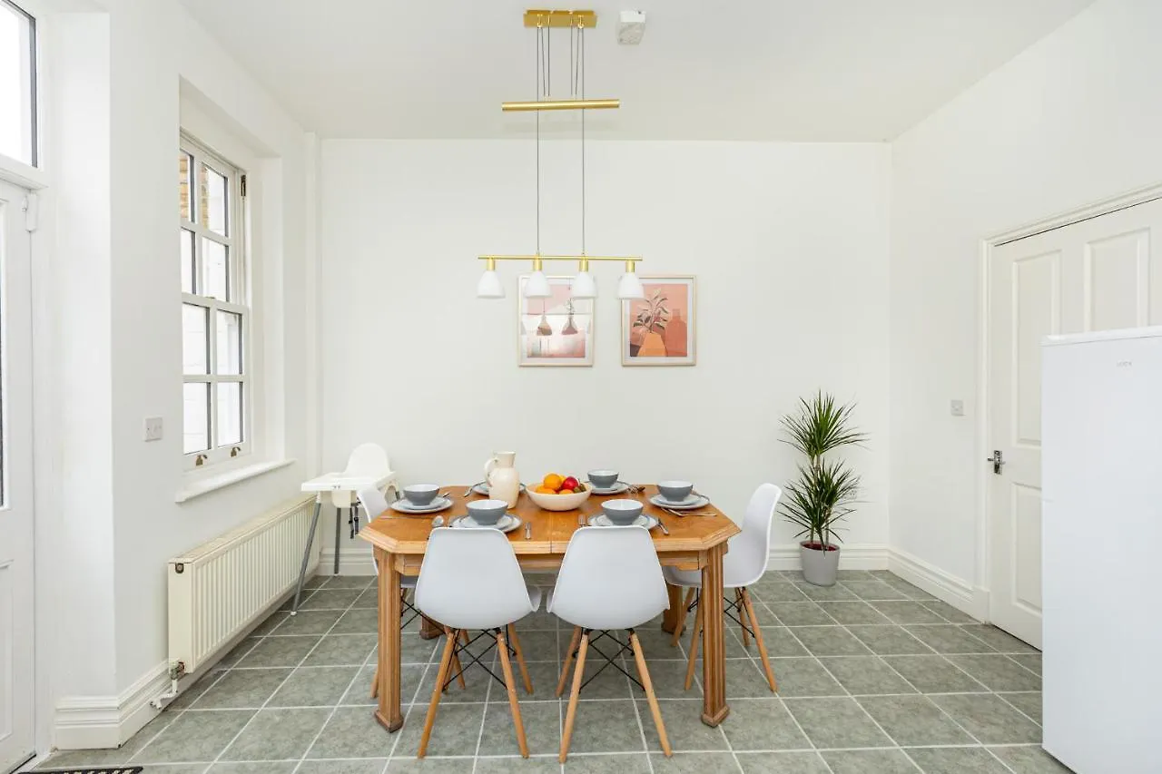 Spacious 4Br 3-Storey Townhouse In Lively Deptford London Holiday home