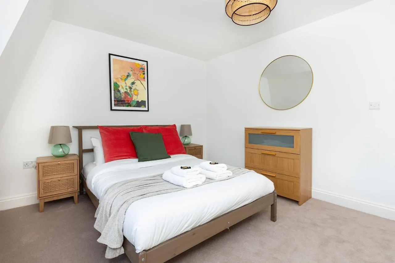 Spacious 4Br 3-Storey Townhouse In Lively Deptford London