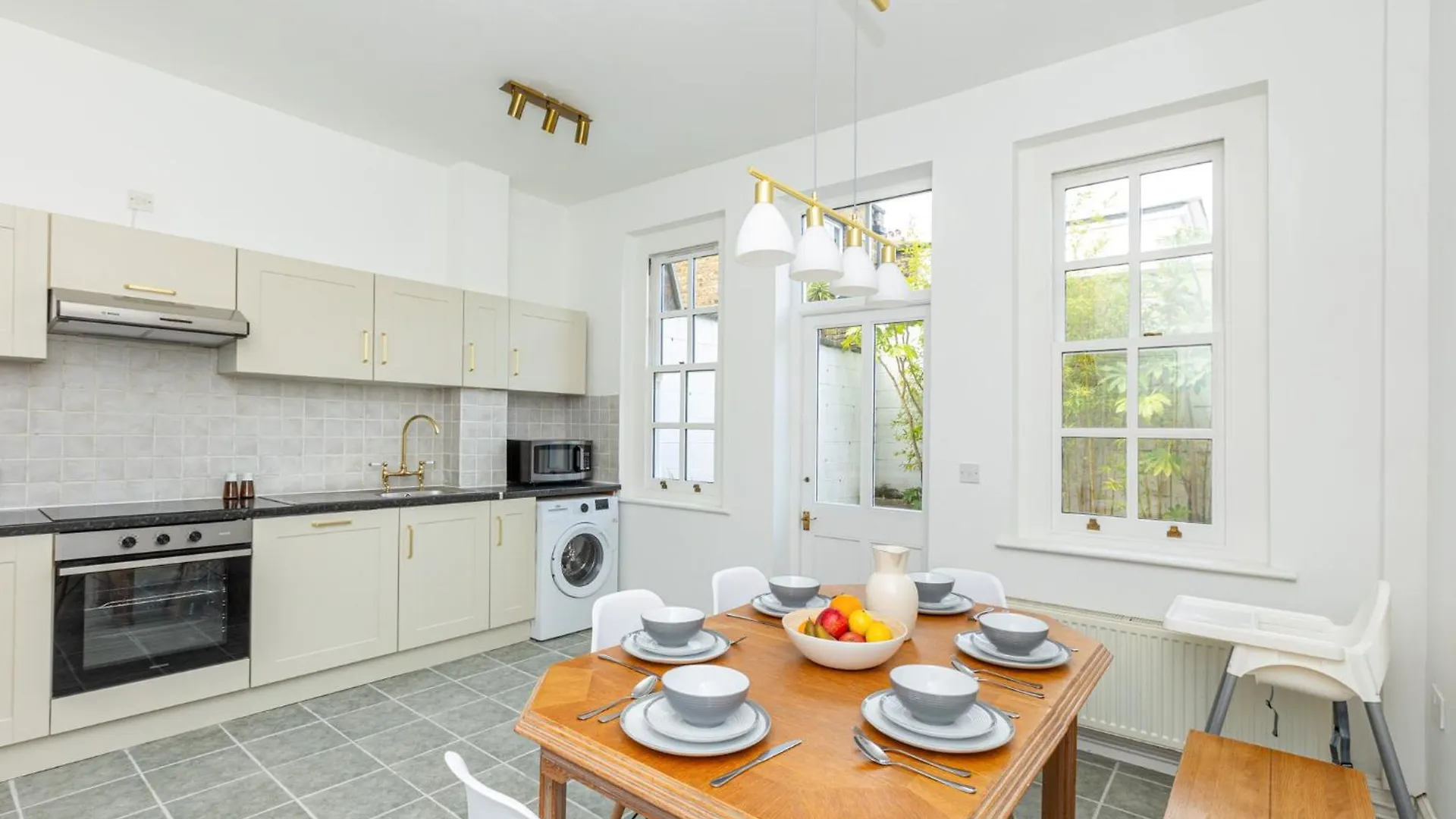 Holiday home Spacious 4Br 3-Storey Townhouse In Lively Deptford London